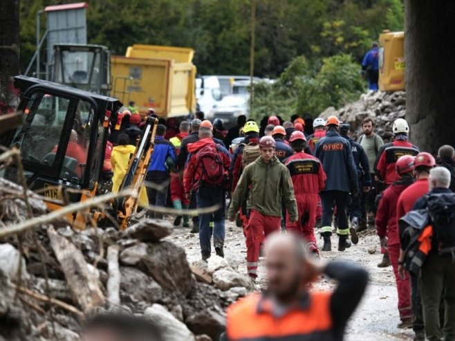 Spasipačke jedinice (foto: EPA-EFE/NIDAL SALJIC) - 