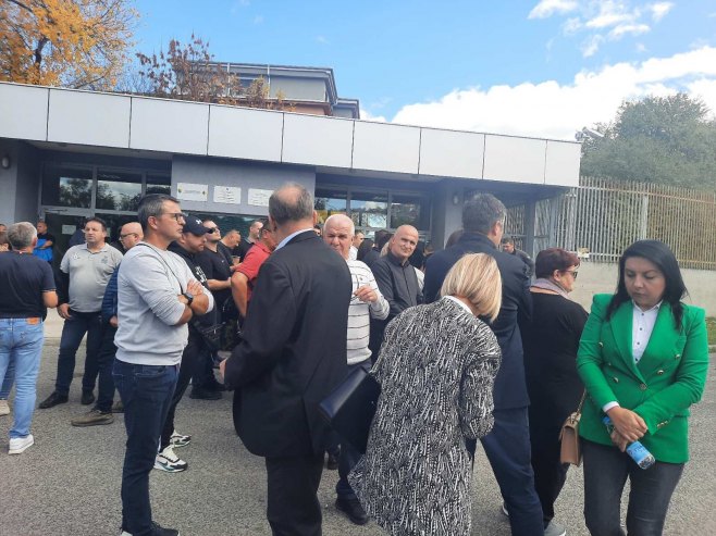 Predsjednik Dodik i Lukić stigli u Sud BiH; Okupljanje u znak podrške (FOTO/VIDEO)