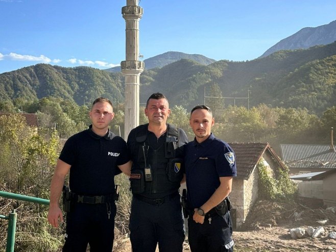 Policajaci u Јablanici, spasili šest osoba prve noći tragedije (foto: facebook.com/FederalnaUpravaCivilneZastite) - 