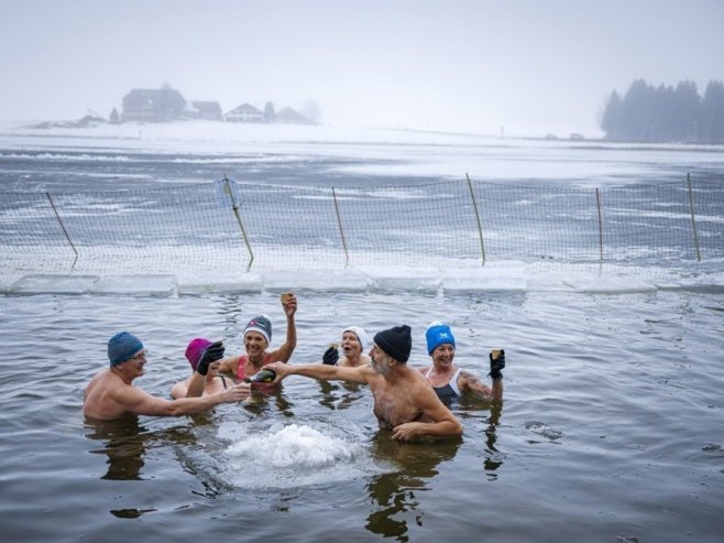 Plivanje u zaleđenoj vodi (foto: EPA-EFE/VALENTIN FLAURAUD - ilustracija) - 