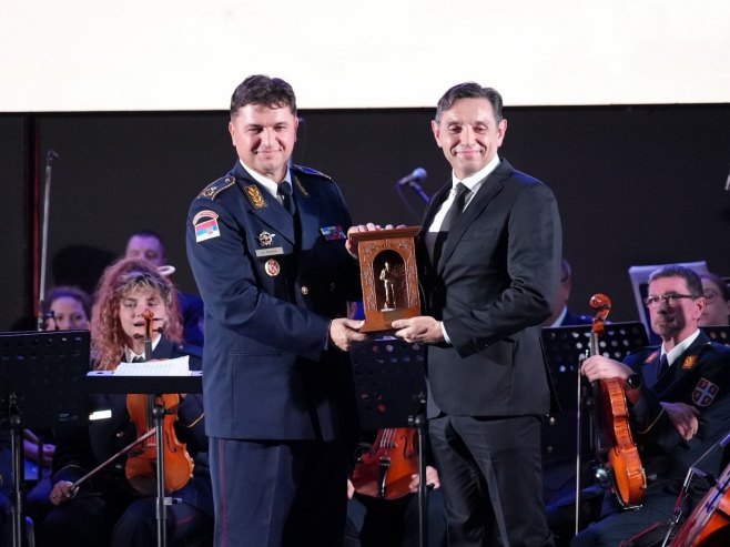 Vulinu uručeno priznanje 63. padobranske brigade - Foto: Ustupljena fotografija