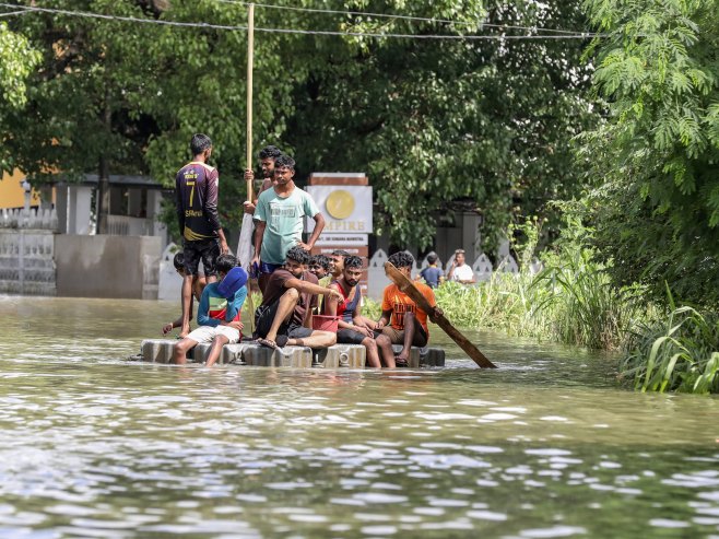 Poplave na Šri Lanci (Foto: EPA-EFE/CHAMILA KARUNARATHNE) - 