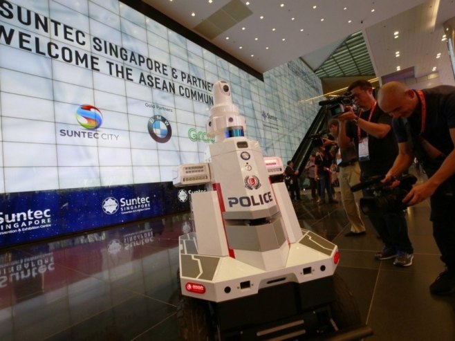 Robot - policija (Foto: EPA/HOW HWEE YOUNG, ilustracija) - 