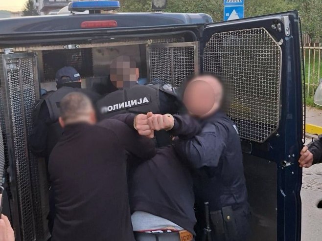 Neredi u Novom Pazaru, policija spriječila navijače da uđu na stadion (FOTO)