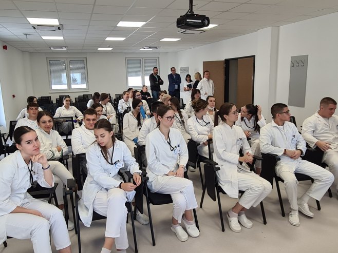 Učenici Medicinske škole u Doboju - Foto: SRNA