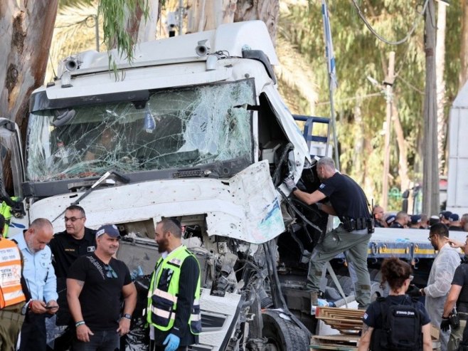 Kamionom uletio u autobusku stanicu stanicu u Izraelu (Foto: EPA-EFE/ABIR SULTAN) - 