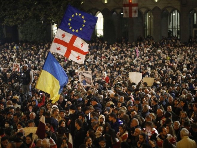 Protesti u Tbilisiju (foto: EPA-EFE/DAVID MDZINARISHVILI) - 