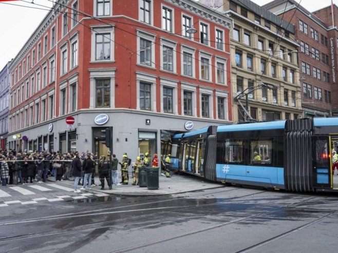 Norveška - tramvaj udario u prodavnicu (Foto: EPA-EFE/OLE BERG-RUSTEN) - 