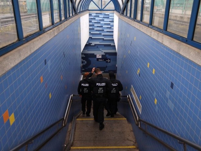 Njemački policajci (foto: EPA-EFE/Anna Szilagyi) - 