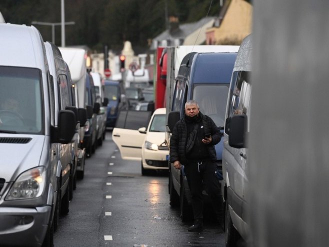 Granični prelaz (Foto: EPA-EFE/FACUNDO ARRIZABALAGA/ilustracija) - 