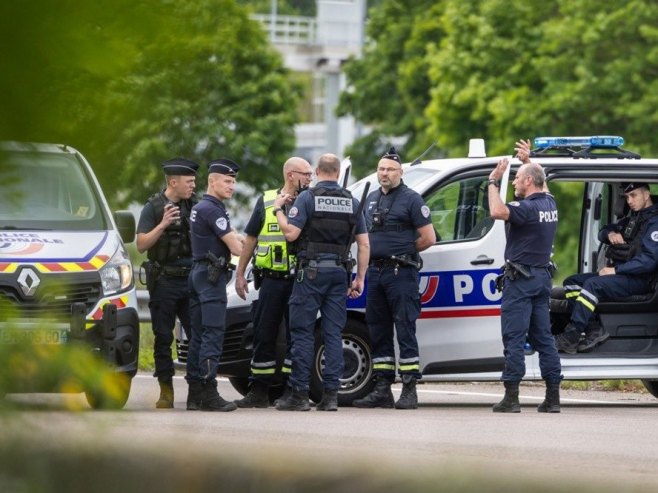 Francuska policija na terenu (foto: ilustracija / EPA-EFE/CHRISTOPHE PETIT TESSON) - 