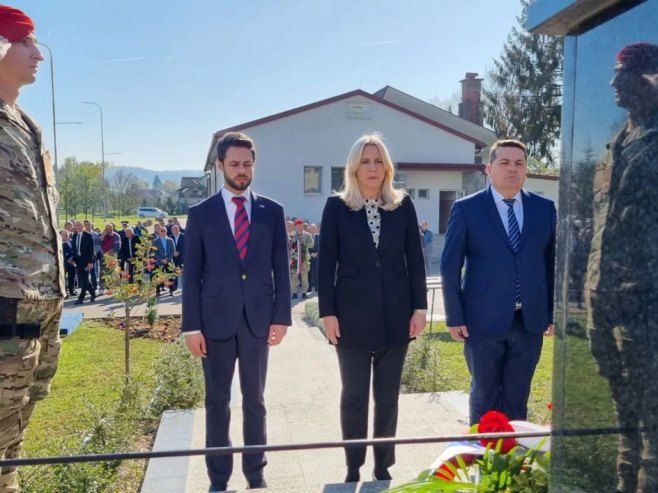 Željka Cvijanović položila vijenac na spomenik stradalima (foto: instagram.com/zeljka.cvijanovic) - 