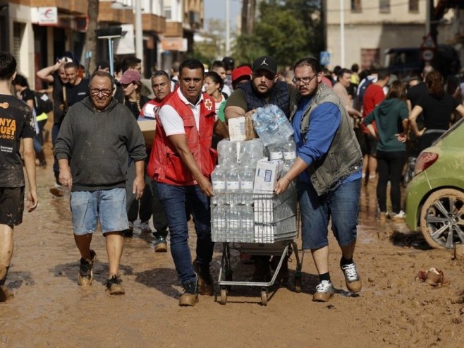 Valensija: Volonteri distribuišu pitku vodu (Foto: EPA-EFE/BIEL ALINO) - 