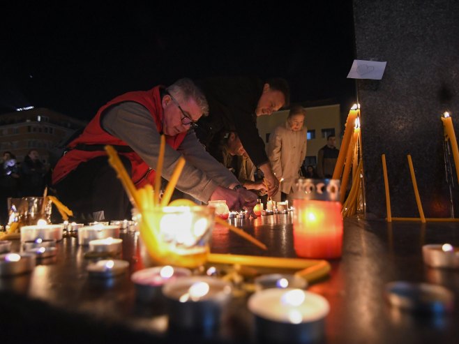 Žalost u Novom Sadu (foto: TANJUG/ NENAD MIHAJLOVIĆ/ bg) - 