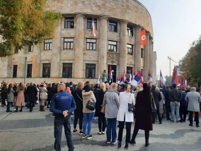 Veliki broj ljudi idpred Palate Republike - Foto: RTRS