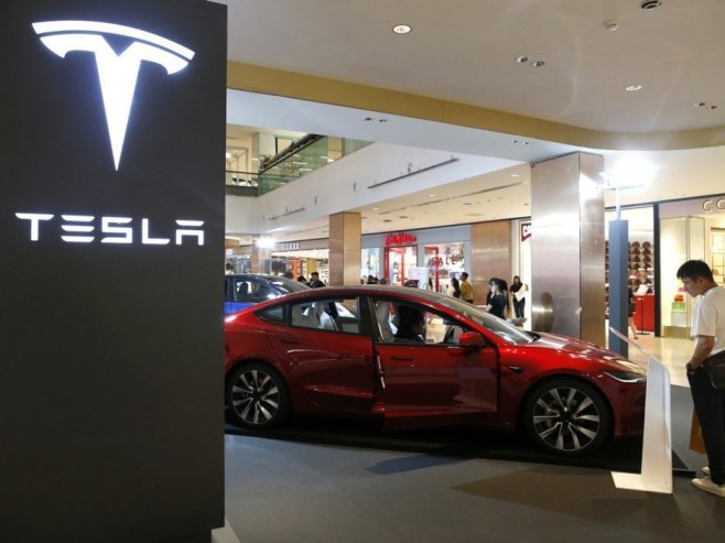 Tesla (foto: EPA-EFE/RUNGROJ YONGRIT - ilustracija) - 