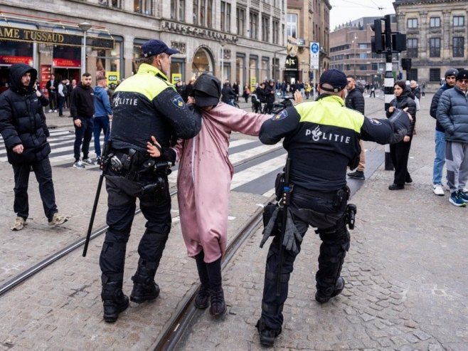 Hapšenje u Amsterdamu (Foto: EPA-EFE/JEROEN JUMELET) - 