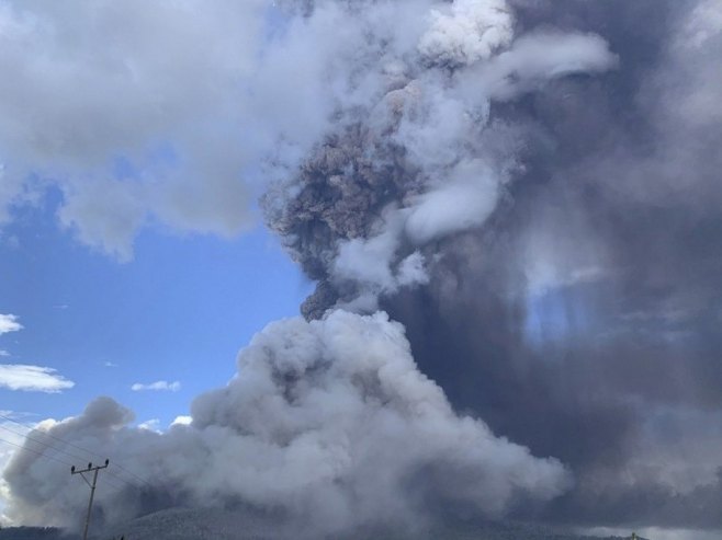 I danas nekoliko erupcija indonežanskog vulkana Laki-laki, hiljade ljudi evakuisano (VIDEO)