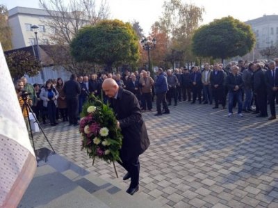 Polaganje je vijenaca na Spomenik srpskim braniocima u Brčkom - Foto: SRNA