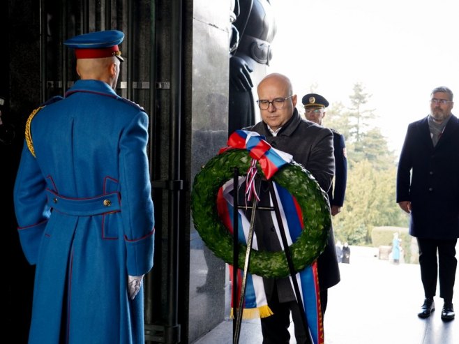 Miloš Vučević položio vijenac na Spomenik neznanom junaku (foto: TANJUG/ JADRANAKA ILIĆ) - 