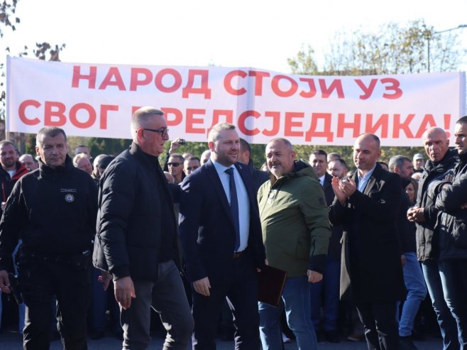 Doček Lukića ispred Suda BiH - Foto: predsjednikrs.rs/Borislav Zdrinja