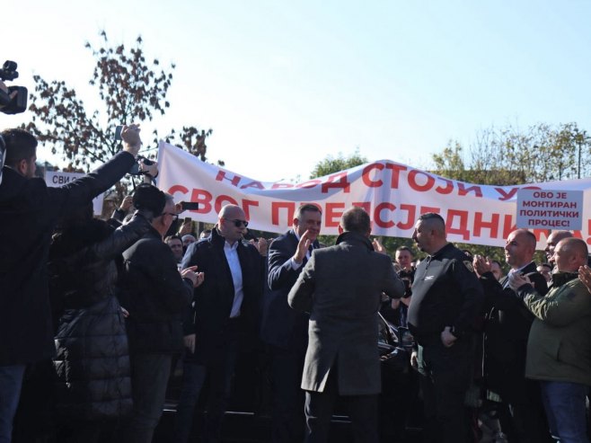 Predsjednik Srpske dočekan gromoglasnim aplauzom ispred Suda BiH - Foto: predsjednikrs.rs/Borislav Zdrinja