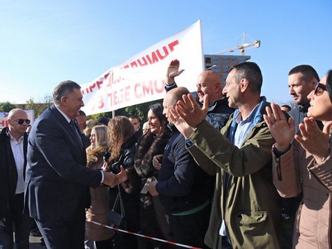 Predsjednik Srpske dočekan gromoglasnim aplauzom ispred Suda BiH - Foto: predsjednikrs.rs/Borislav Zdrinja