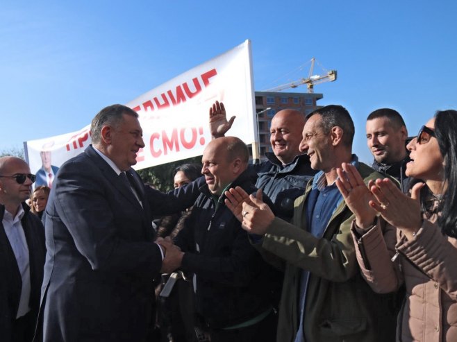 Predsjednik Srpske dočekan gromoglasnim aplauzom ispred Suda BiH - Foto: predsjednikrs.rs/Borislav Zdrinja