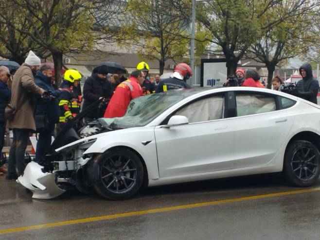 Pokazna vježba spašavanja prilikom saobraćajne nezgode Pokazna vježba spašavanja prilikom saobraćajne nezgode - Foto: RTRS
