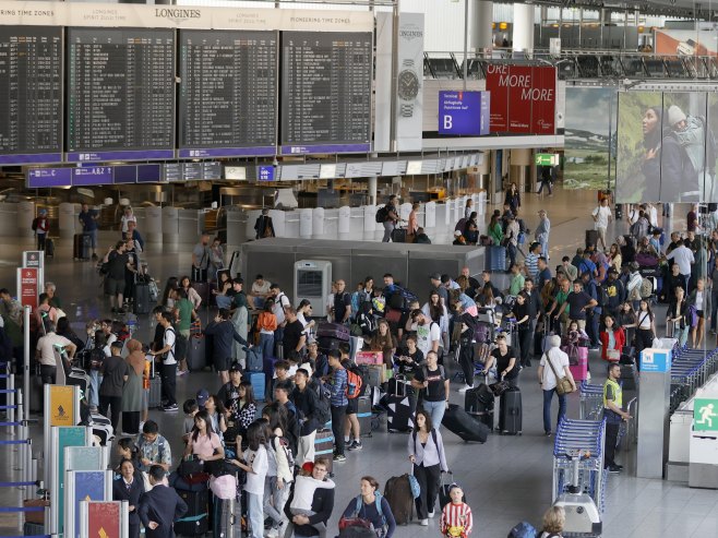 Gužva na aerodromu (Foto: EPA-EFE/RONALD WITTEK/ilustracija) - 