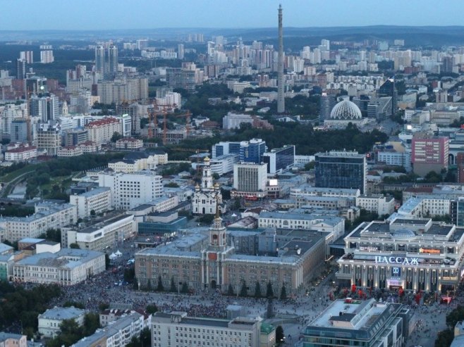 Јekaterinburg: Gori krov bolnice, ljudi u panici (VIDEO)