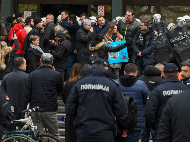 Završena blokada zgrade Tužilaštva u Novom Sadu, intervenisala policija (VIDEO)