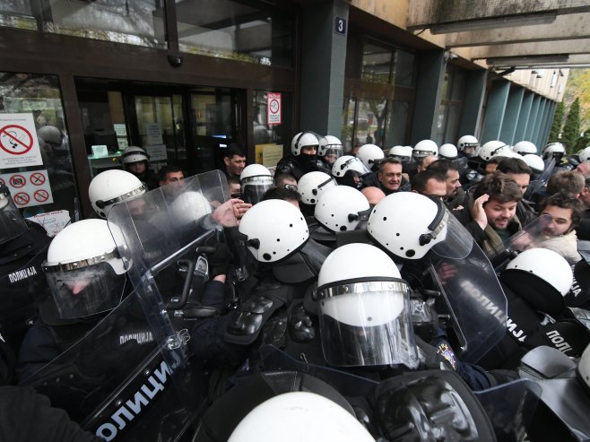 Novi Sad, Tužilaštvo, blokada (Foto: TANJUG/ NENAD MIHAJLOVIĆ/ bg) - 