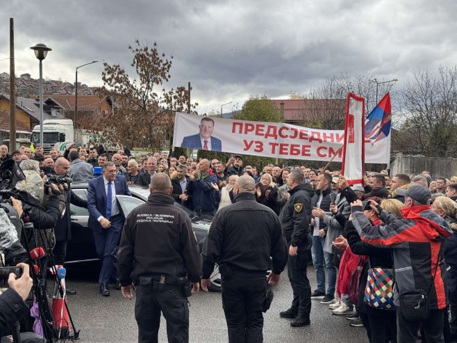 Aplauz i pjesma ispred Suda BiH; Velika podrška predsjedniku Srpske i v.d. direktora Službenog glasnika (FOTO/VIDEO)