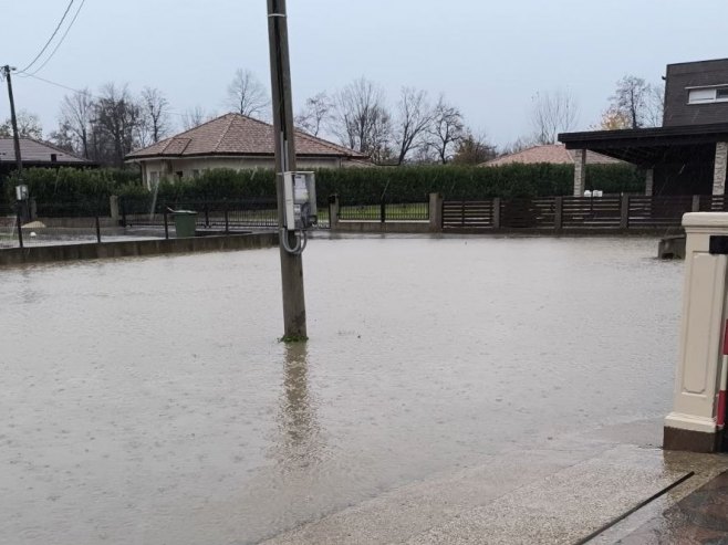 Izlile se otpadne vode u banjalučkom naselju Priječani; Mještani očekuju rješenje (FOTO/VIDEO)