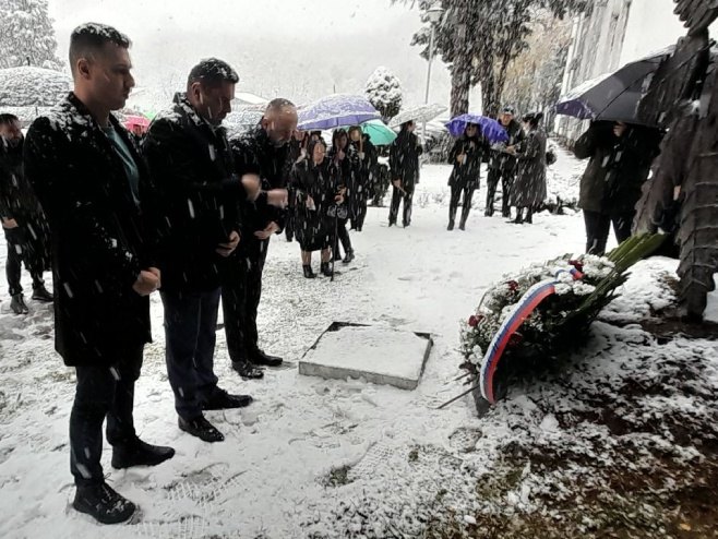 Polaganje vijenaca u Ugljeviku - Foto: RTRS