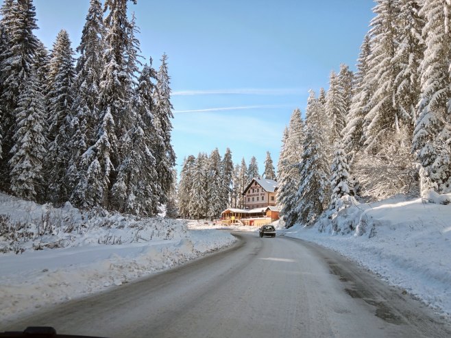 Oprezno zbog ugaženog snijega i poledice na kolovozu