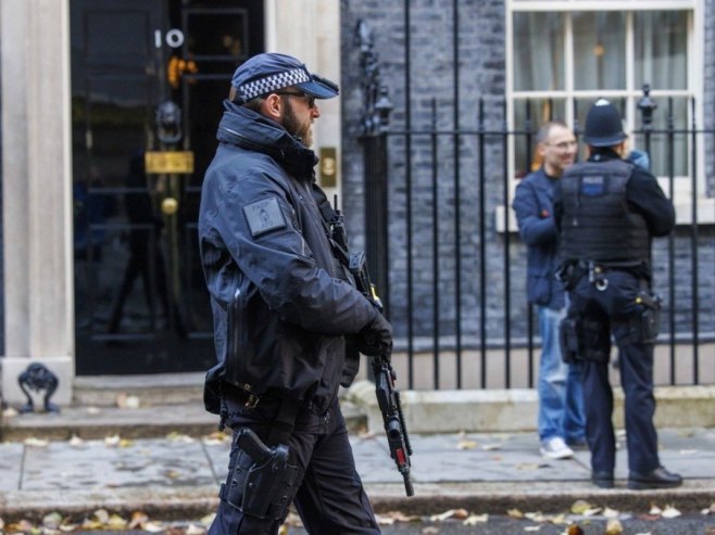 Sumnjivi paket na stanici u Londonu, policija izvela kontrolisanu ekspoloziju (FOTO)