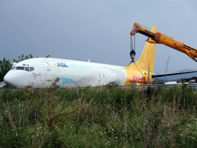 Teretni avion pao na zgradu kod aerodroma u Vilnjusu, najmanje jedna osoba poginula (VIDEO)