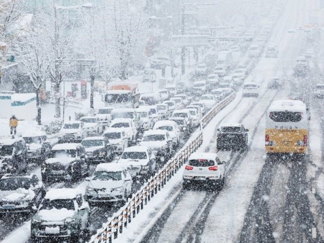 Rekordne snježne padavine u Seulu, stao saobraćaj, otkazani letovi, hiljade domaćinstava bez struje (FOTO/VIDEO)