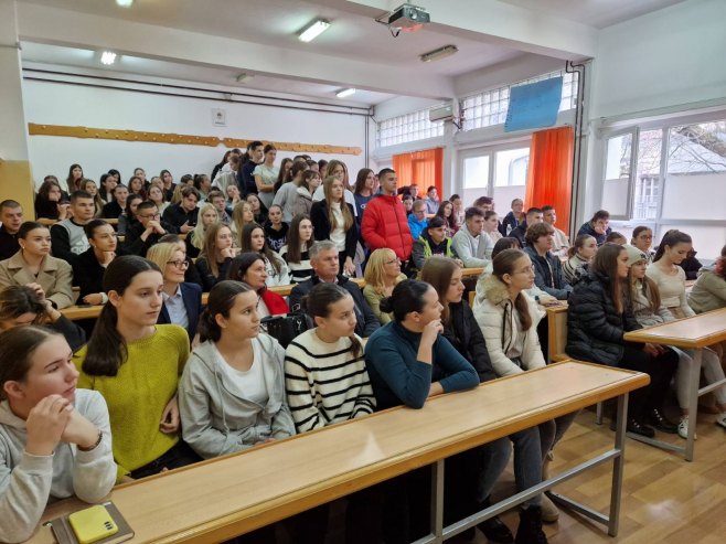 Prijedor: Predstavljena knjiga "Kraj bala vampira", autora Milana Ljepojevića (FOTO)