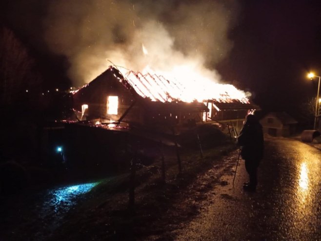 U Ribniku sinoć veliki požar, vatru gasili i banjalučki vatrogasci (FOTO/VIDEO)