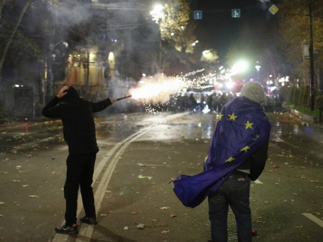 Sukob demonstranata i policije u Tbilisiju (Foto: EPA-EFE/DAVID MDZINARISHVILI) - 