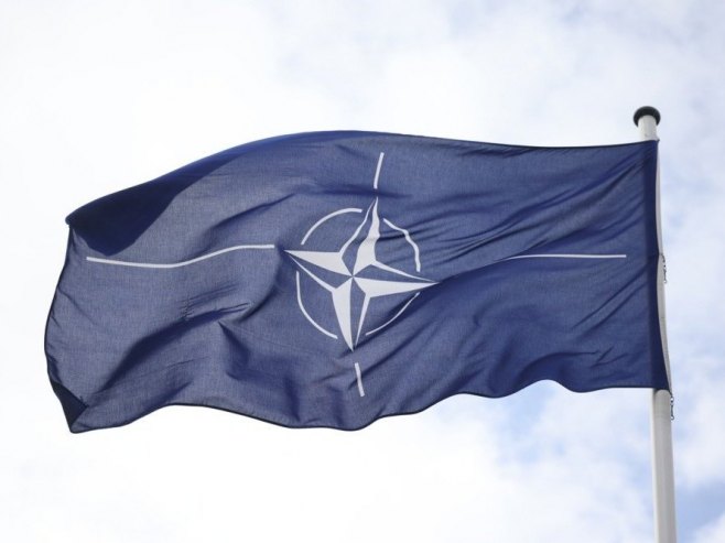 Zastava NATO-a (Foto: EPA-EFE/CLEMENS BILAN) - 