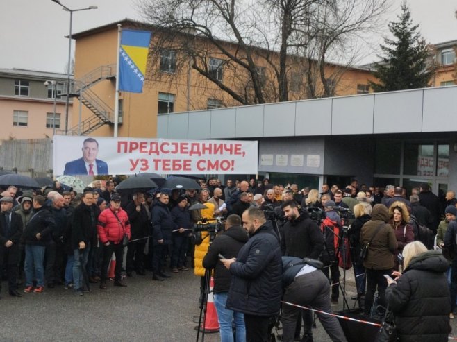 Podrška predsjedniku Srpske i v.d. direktora Službenog glasnika ispred Suda BiH (FOTO)