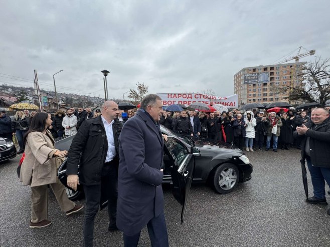 Predsjednik Srpske dočekan uz aplauz i pjesmu; Konferencija za novinare na RTRS (FOTO/VIDEO)