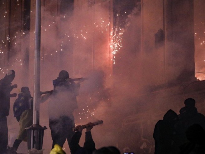 Protesti u Tbilisiju (Foto. EPA-EFE/DAVID MDZINARISHVILI) - 