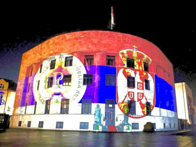 Dodik: Uprkos svima koji žele da ugase svjetlo Srpskoj, sijaće i vijoriće se ponosno naša trobojka (FOTO)