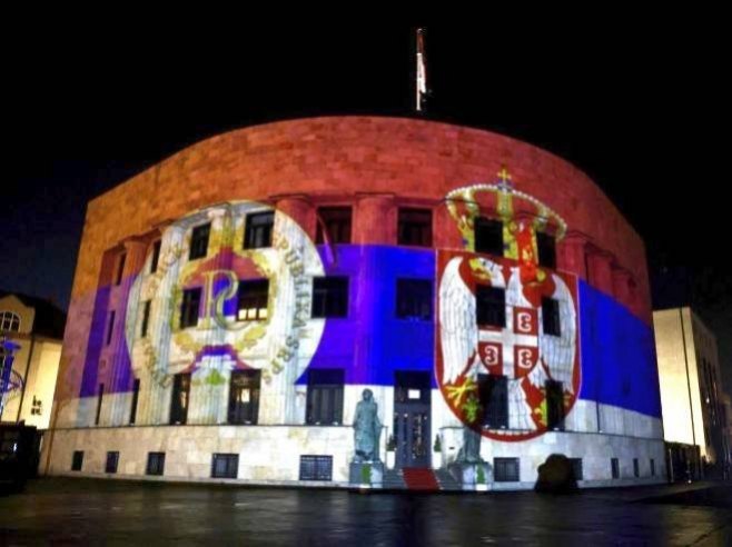 Dodik: Uprkos svima koji žele da ugase svjetlo Srpskoj, sijaće i vijoriće se ponosno naša trobojka (FOTO)