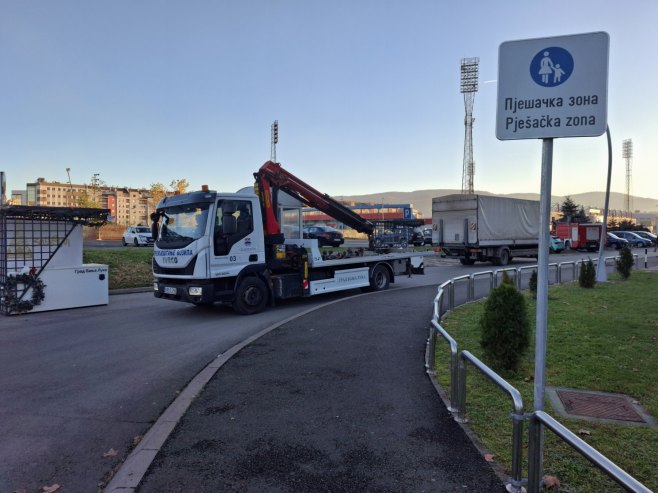 Postavljene kućice kod javnog parkinga na Trgu Republike (FOTO/VIDEO)